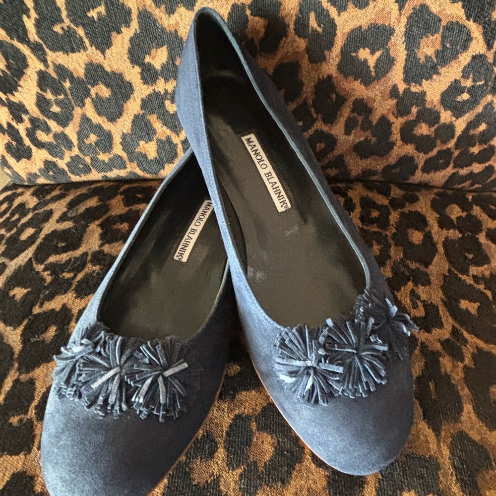 💙VINTAGE💙Manolo Blahnik Navy Suede Flats with Tassel Detail